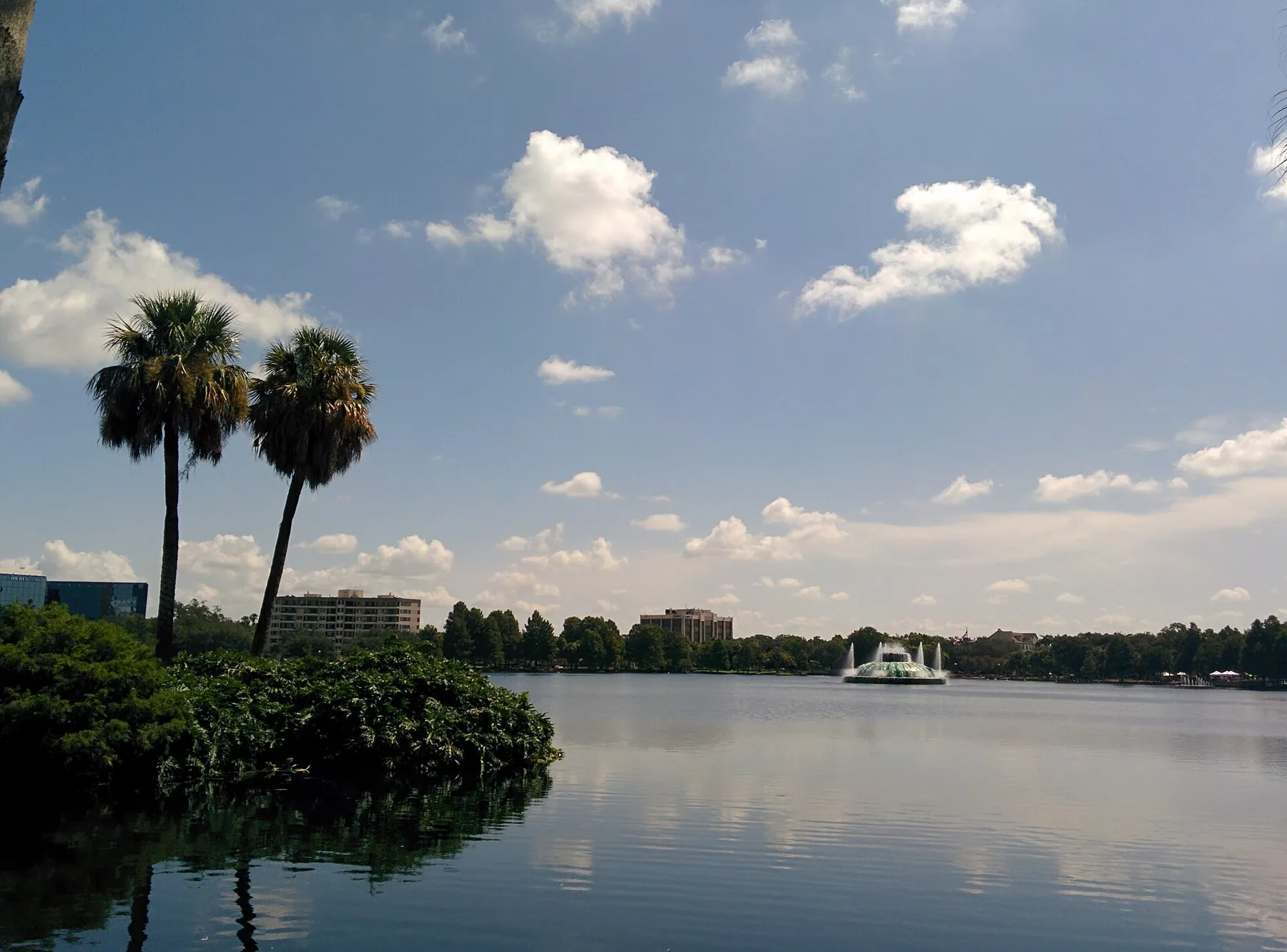 Lake Eola and its fountain in downtown Orlando, where the Seniors First Turkey Trot starts and finishes